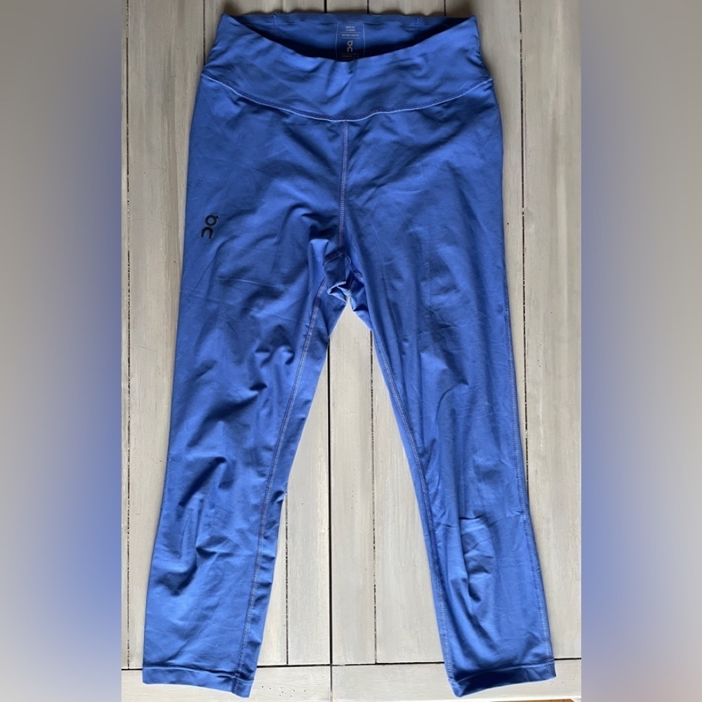 On cloud W light blue active leggings.